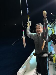 今期ラストはパラソル級連発!胴付きでトップ200杯を記録した夜焚きイカ釣り