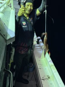 今期ラストはパラソル級連発!胴付きでトップ200杯を記録した夜焚きイカ釣り
