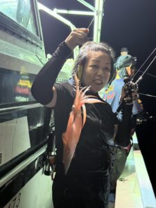 今期ラストはパラソル級連発!胴付きでトップ200杯を記録した夜焚きイカ釣り