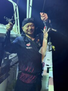 今期ラストはパラソル級連発!胴付きでトップ200杯を記録した夜焚きイカ釣り