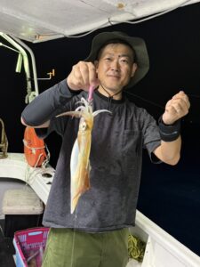 今期ラストはパラソル級連発!胴付きでトップ200杯を記録した夜焚きイカ釣り