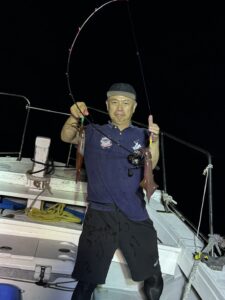 今期ラストはパラソル級連発!胴付きでトップ200杯を記録した夜焚きイカ釣り