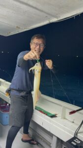 今期ラストはパラソル級連発!胴付きでトップ200杯を記録した夜焚きイカ釣り
