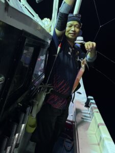 今期ラストはパラソル級連発!胴付きでトップ200杯を記録した夜焚きイカ釣り