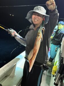 今期ラストはパラソル級連発!胴付きでトップ200杯を記録した夜焚きイカ釣り