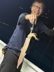 今期ラストはパラソル級連発!胴付きでトップ200杯を記録した夜焚きイカ釣り