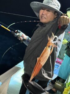 今期ラストはパラソル級連発!胴付きでトップ200杯を記録した夜焚きイカ釣り