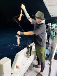 今期ラストはパラソル級連発!胴付きでトップ200杯を記録した夜焚きイカ釣り