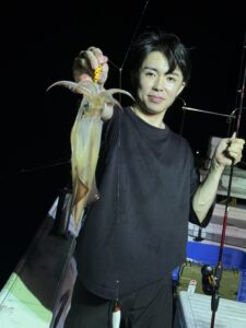 今期ラストはパラソル級連発!胴付きでトップ200杯を記録した夜焚きイカ釣り