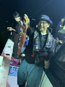 今期ラストはパラソル級連発!胴付きでトップ200杯を記録した夜焚きイカ釣り