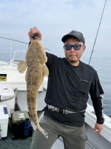 凪の海況で60cm良型真鯛からスタート。アコウやネリゴなど多彩な釣果