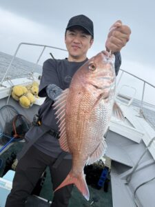 凪の海況で60cm良型真鯛からスタート。アコウやネリゴなど多彩な釣果