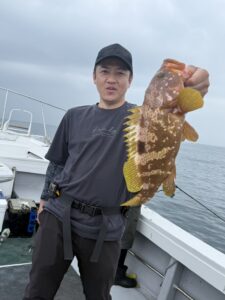 凪の海況で60cm良型真鯛からスタート。アコウやネリゴなど多彩な釣果