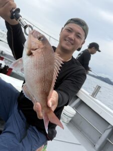 潮止まりからのポイント移動で真鯛連発！強烈な引きのコロダイも登場のひとつテンヤ釣行