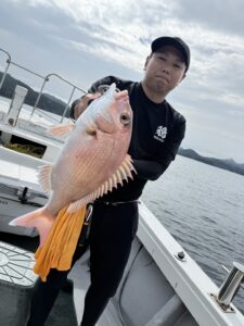 潮止まりからのポイント移動で真鯛連発！強烈な引きのコロダイも登場のひとつテンヤ釣行