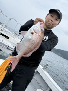 潮止まりからのポイント移動で真鯛連発！強烈な引きのコロダイも登場のひとつテンヤ釣行