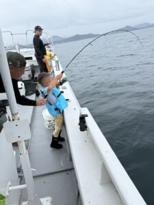 潮止まりからのポイント移動で真鯛連発！強烈な引きのコロダイも登場のひとつテンヤ釣行