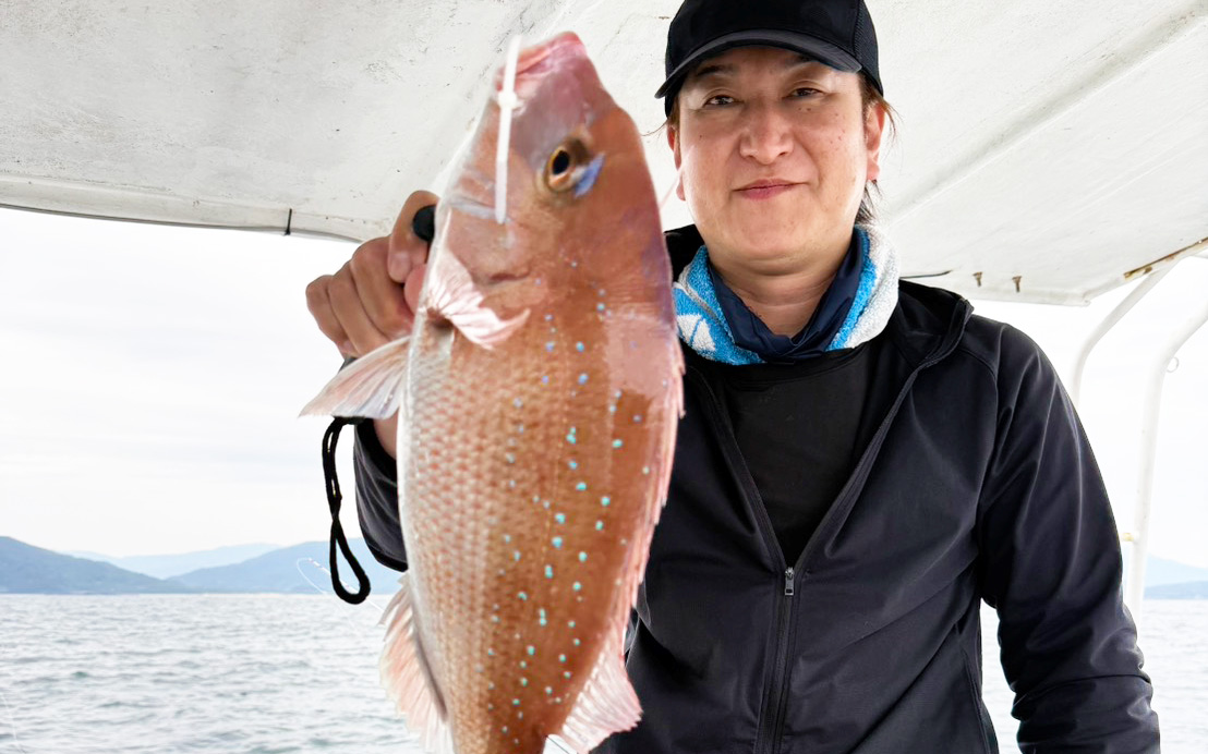 食べ頃サイズの真鯛連発に2kgの良型も！大型マゴチも混じり数釣り