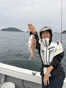 食べ頃サイズの真鯛連発に2kgの良型も！大型マゴチも混じり数釣り