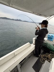 食べ頃サイズの真鯛連発に2kgの良型も！大型マゴチも混じり数釣り