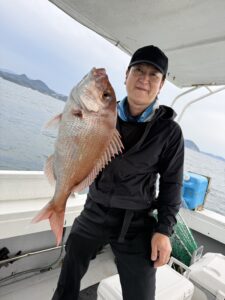 食べ頃サイズの真鯛連発に2kgの良型も！大型マゴチも混じり数釣り