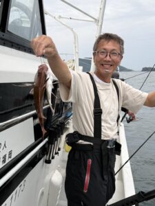食べ頃サイズの真鯛連発に2kgの良型も！大型マゴチも混じり数釣り