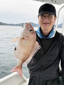 食べ頃サイズの真鯛連発に2kgの良型も！大型マゴチも混じり数釣り