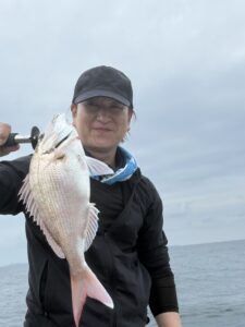 食べ頃サイズの真鯛連発に2kgの良型も！大型マゴチも混じり数釣り
