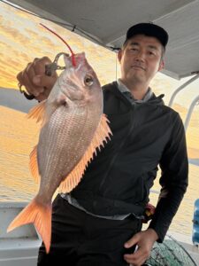 初挑戦多数のひとつテンヤ、エサ取りや潮止まりに苦戦するもコロダイや真鯛がヒット