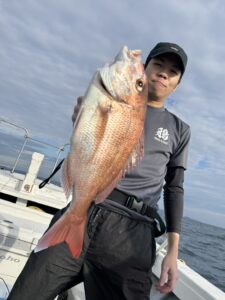 二枚潮に苦戦もポイント移動で良型真鯛が連続ヒット