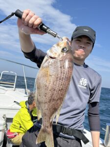 二枚潮に苦戦もポイント移動で良型真鯛が連続ヒット