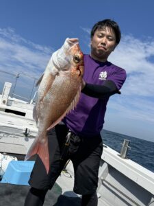 二枚潮に苦戦もポイント移動で良型真鯛が連続ヒット
