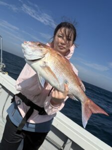 二枚潮に苦戦もポイント移動で良型真鯛が連続ヒット