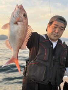 凪の玄界灘で朝マズメから真鯛連発！潮を見極め30尾超え