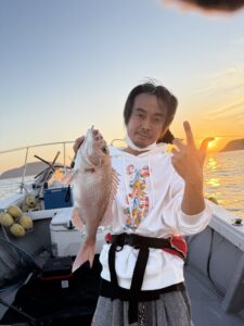 凪の玄界灘で朝マズメから真鯛連発！潮を見極め30尾超え