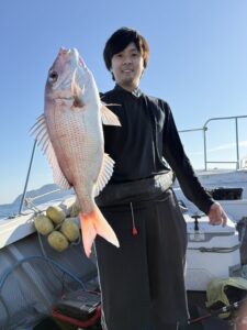 凪の玄界灘で朝マズメから真鯛連発！潮を見極め30尾超え